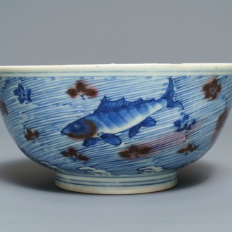 Un bol en porcelaine de Chine bleu, blanc et rouge de cuivre aux carpes et créatures marines, marque de Xuande, Kangxi
