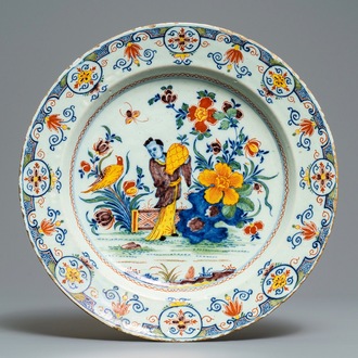 Un plat en faïence de Delft polychrome à décor de chinoiserie, début du 18ème