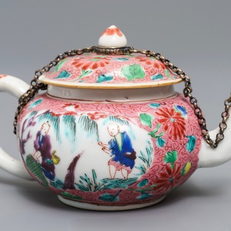 Een Chinese famille rose theepot met zilveren montuur, Yongzheng