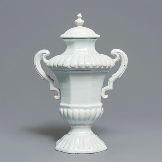 Un vase couvert à deux anses en faïence blanche de Delft, fin du 17ème
