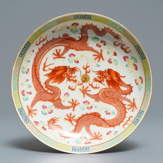 Une assiette en porcelaine de Chine famille rose à décor de dragons, République, 20ème