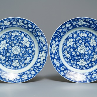 Een paar Chinese blauwwitte schotels met floraal decor, Kangxi