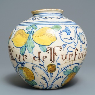 Een grote polychrome 'vaso a palla' apothekerspot in Italiaanse majolica, Venetië, 17e eeuw