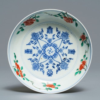 Une assiette en porcelaine de Chine famille verte à décor d'un swastika, 'Shou' et des fleurs de lotus, marque de Chenghua, Kangxi