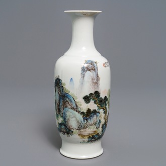 Un vase en porcelaine de Chine qianjiang cai à décor d'un paysage, signé Wang Yeting, 20ème