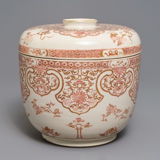 Un grand bol couvert en porcelaine de Chine rouge de fer et doré, Kangxi