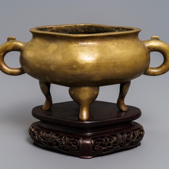 Een Chinese vierlobbige bronzen wierookbrander met goudspatten, Fei Ge, 17/18e eeuw