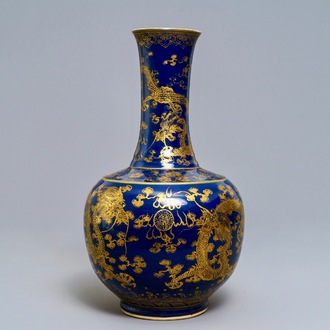 Een Chinese flesvormige blauwe vaas met verguld drakendecor, ca. 1900