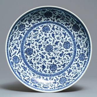 Een Chinese blauwwitte Ming-stijl schotel met florale slingers, Qianlong