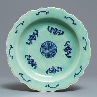 Een Chinese blauwwitte celadon 'shou' schotel, Qianlong merk en wellicht periode