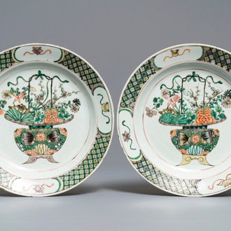 Une paire de plats en porcelaine de Chine famille verte, Kangxi