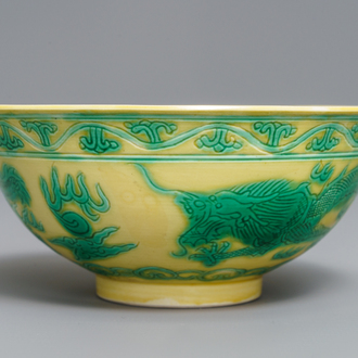 Un bol en porcelaine de Chine à décor de dragons en vert et jaune, marque de Guangxu, 20ème