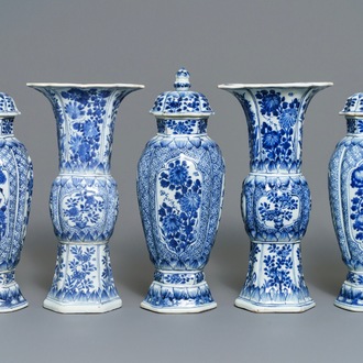 Une garniture de cinq vases en porcelaine de Chine bleu et blanc, Kangxi