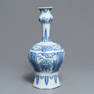 Un grand vase en faïence de Delft bleu et blanc à décor de chinoiserie, fin du 17ème
