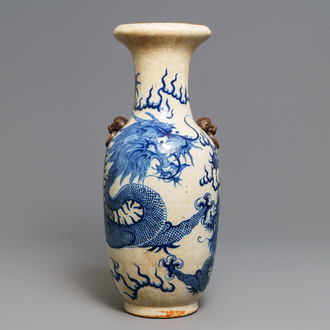 Een Chinese blauwwitte Nanking craquelé 'draken' vaas, 19e eeuw