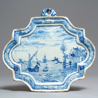 Een blauwwitte Delftse plaquette met maritiem decor, 18e eeuw