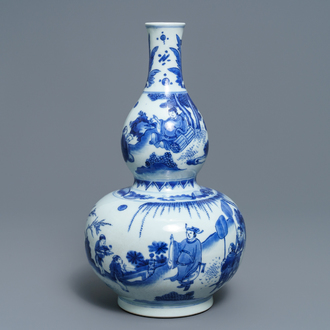 Een Chinese blauwwitte kalebasvaas met figuratief decor, Transitie periode