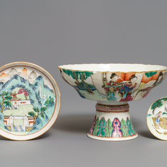 Drie fijne stukken in Chinees famille rose porselein, 19e eeuw