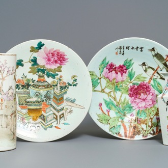 Two Chinese qianjiang cai dishes, a hat stand and a square vase, 19/20th C.