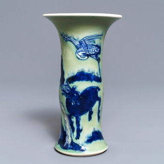 Un vase de forme gu en porcelaine de Chine bleu, blanc et rouge sur fond céladon, Kangxi