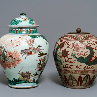 Un vase en porcelaine de Chine famille verte et un pot dit 'de Swatow', époque Transition et 19ème