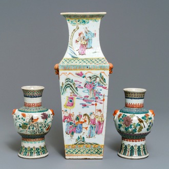 Une paire de vases de forme hu et un de forme carré en porcelaine de Chine famille rose, 19ème