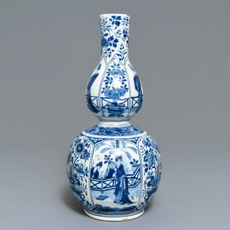 Een blauwwitte Delftse kalebasvaas met chinoiserie decor, vroeg 18e eeuw