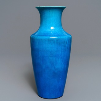 A Chinese monochrome turquoise rouleau vase, 18/19th C.