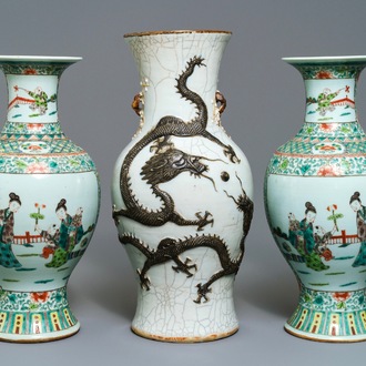 Une paire de vases en porcelaine de Chine famille verte et un vase dit 'de Nankin', 19ème