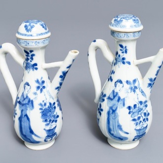 Une paire de verseuses couvertes en porcelaine de Chine bleu et blanc, Kangxi