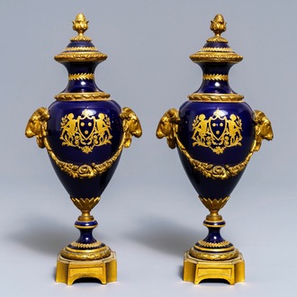Une paire de vases couverts en porcelaine dans le style de Sèvres aux montures en bronze doré, France, 19/20ème