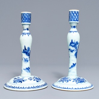 Une paire de bougeoirs en porcelaine de Chine bleu et blanc, Kangxi/Qianlong