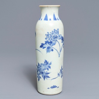 Een Chinese blauwwitte rouleau vaas met floraal decor, Hatcher cargo, Transitie periode