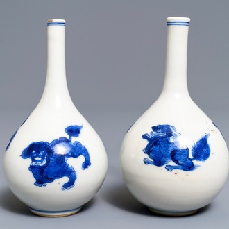Une paire de vases en porcelaine de Chine bleu et blanc à décor de kylins, Kangxi