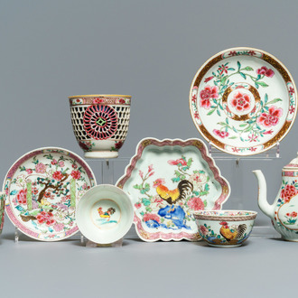 Un bel ensemble d'objets à thé en porcelaine de Chine famille rose, Yongzheng/Qianlong