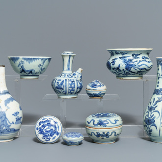 Une collection variée en porcelaine de Chine bleu et blanc, Ming et après