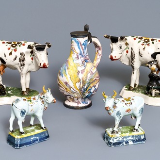 Deux paires de vaches en faïence de Delft et un pichet Habaner, 18ème