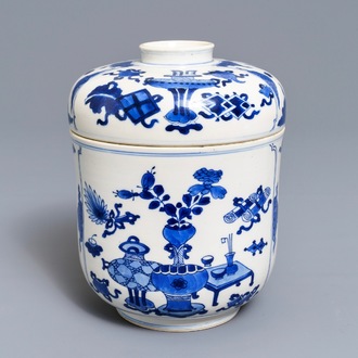 Een Chinese blauwwitte dekselpot met decor van kostbaarheden, Kangxi