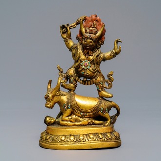 Een Sino-Tibetaanse verguld bronzen figuur van Yama Dharmaraja, 18/19e eeuw