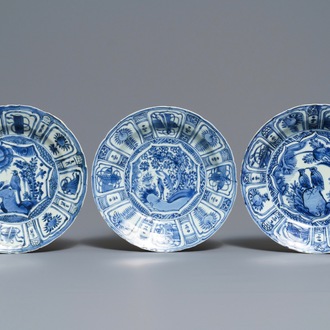 Trois assiettes en porcelaine de Chine bleu et blanc de type kraak, Wanli