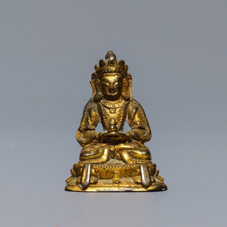 Une figure miniature de Bouddha en bronze doré, Sino-Tibet, 16/17ème