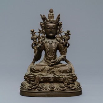 Une figure de Guanyin en bronze, Chine, Ming