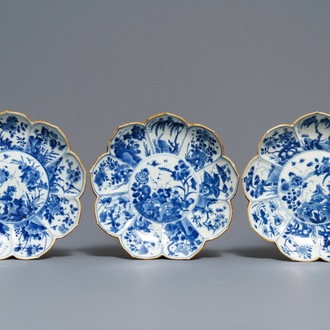 Trois assiettes en porcelaine de Chine bleu et blanc en forme de lotus, Kangxi