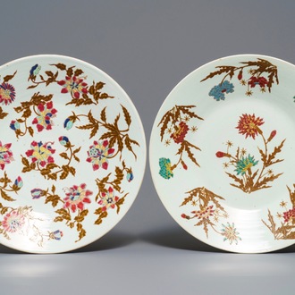 Deux grands plats en porcelaine de Chine famille rose, 19ème