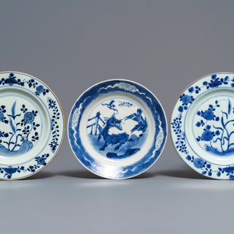 Trois assiettes en porcelaine de Chine bleu et blanc, anc. coll. Auguste le Fort, Kangxi