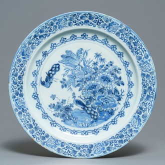 Un grand plat très fin en faïence de Delft bleu et blanc à décor de paons et fleurs, 17ème