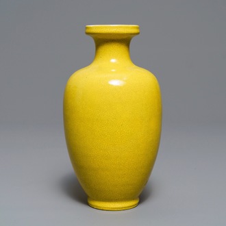 A Chinese monochrome yellow crackle-glazed vase, Kangxi mark, 19th C.