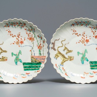 Een paar gelobde Chinese famille verte Kakiemon-stijl 'tijger' borden, Kangxi