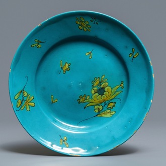 Une assiette en faïence de Bruxelles à décor floral sur fond turquoise, 18ème