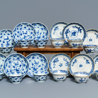 Twaalf Chinese blauwwitte koppen en schotels met floraal decor, Kangxi/Qianlong